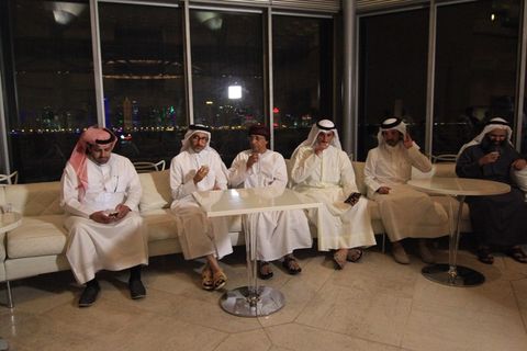 سعادة السيد: صلاح بن غانم العلي وزير الثقافة والرياضة في مقدمة مستقبلي شعراء وضيوف حفل تدشين ديوان العرب