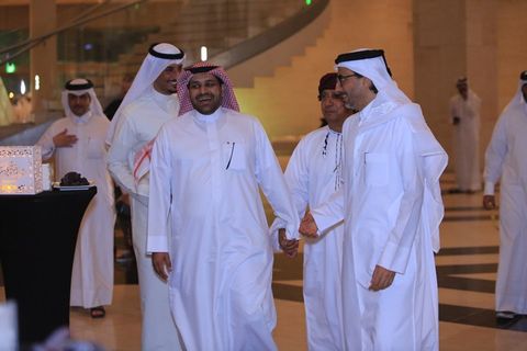 سعادة السيد: صلاح بن غانم العلي وزير الثقافة والرياضة في مقدمة مستقبلي شعراء وضيوف حفل تدشين ديوان العرب