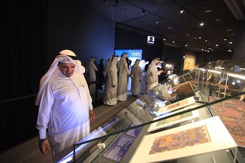 جولة الشعراء وضيوف حفل تدشين ديوان العرب في معرض نسيج الإمبراطوريات أحد المعارض المقامة بمتحف الفن الإسلامي