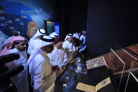 جولة الشعراء وضيوف حفل تدشين ديوان العرب في معرض نسيج الإمبراطوريات أحد المعارض المقامة بمتحف الفن الإسلامي