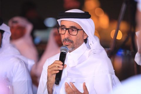 وزير الثقافة والرياضة :  قالوا يجوز للشاعر ما لا يجوز لغيره ، ونقول : يجب أيضاً أن يحمل الشاعر ما لا يحمل غيره