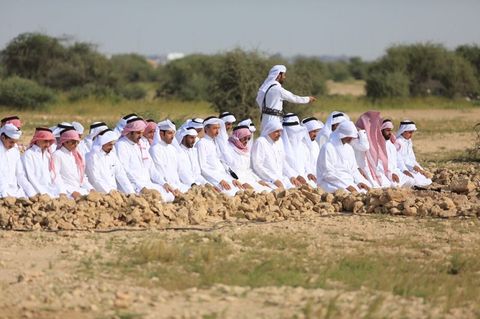 اداء صلاة الظهر من قبل الشعراء في روضة الشعر