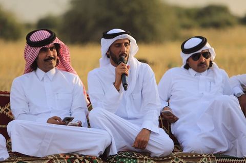 في جلسة أخوية ودية في روضة الشعر ازدانت الجلسة بألغاز الشعراء ومشاركاتهم