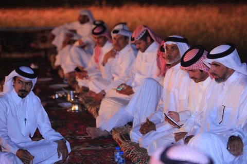 تتواصل الأمسيات الأدبية الشعرية في روضة الشعر وسط أجواء ودية وبتفاعل الشعراء والحضور